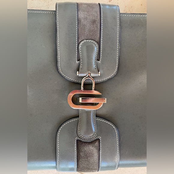 Vintage 1970s Gray Gucci Shoulder Bag with G Clasp and Suede Details - Picture 11 of 16